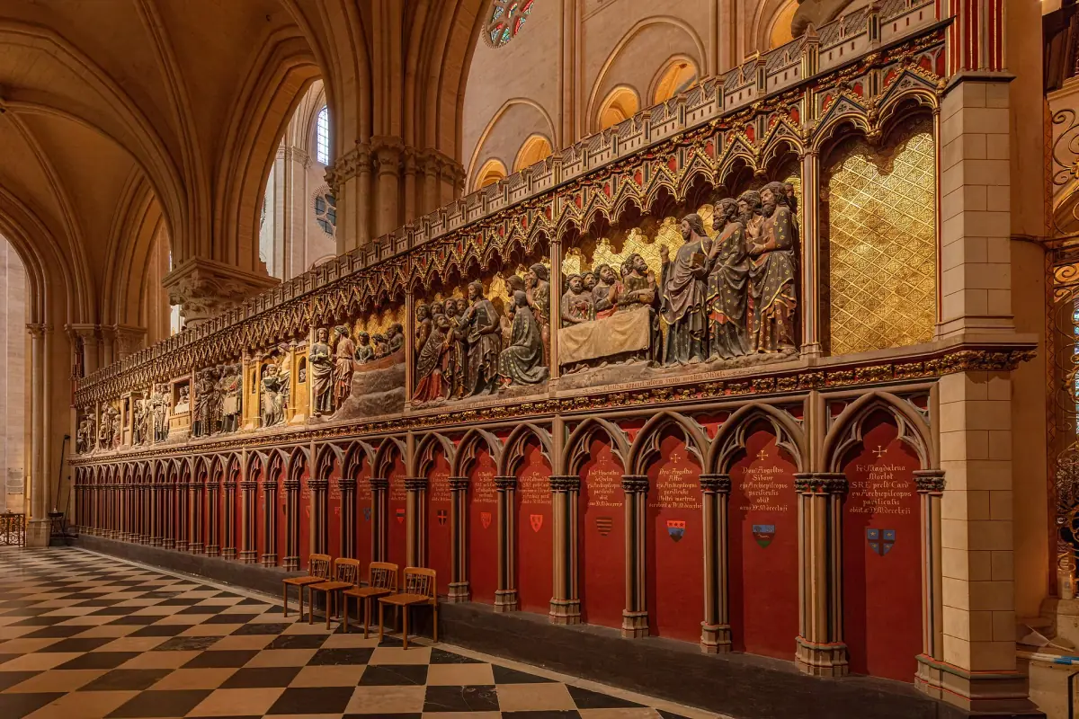 Die geschnitzte Chorschranke in Notre-Dame