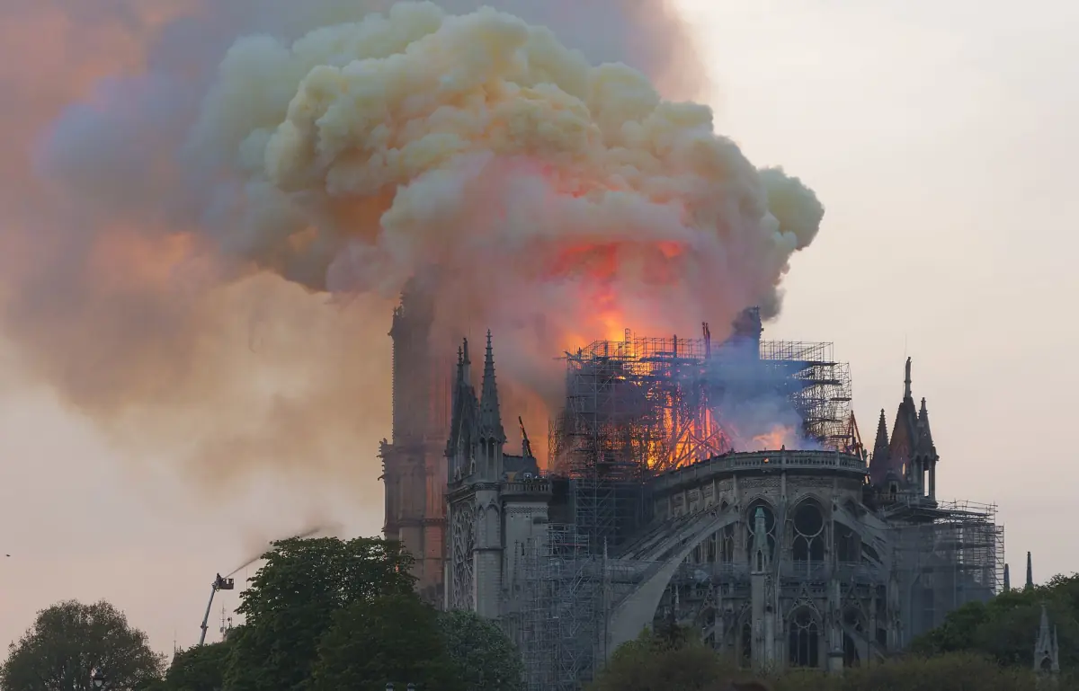 Rauch über Notre-Dame beim Brand am 15. April 2019
