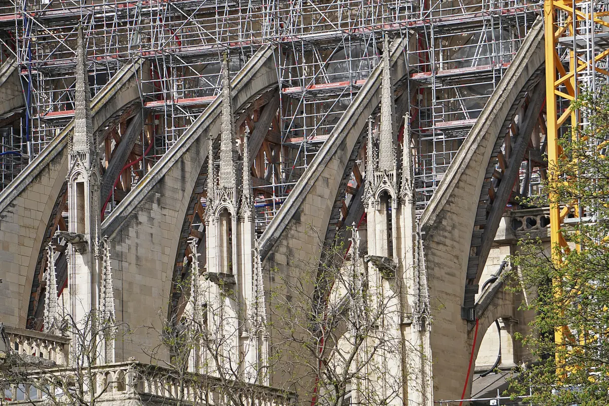 Flying buttresses under scaffolding in 2024