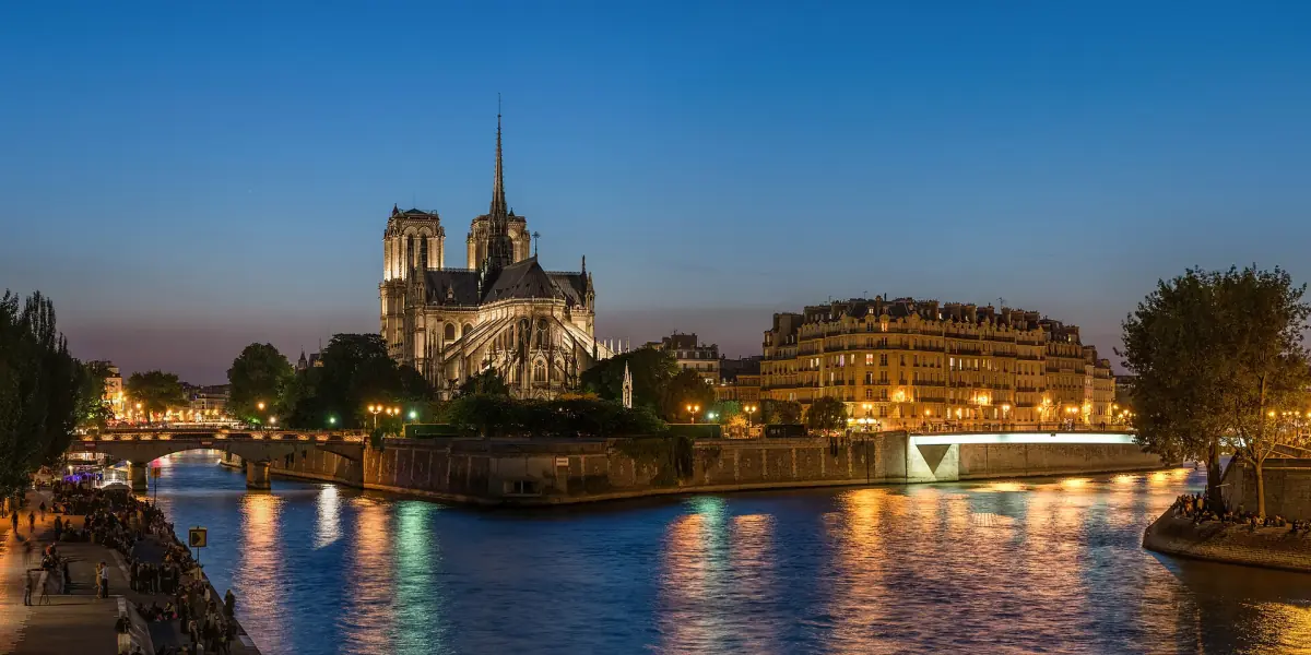 Notre-Dame and the Île de la Cité at dusk