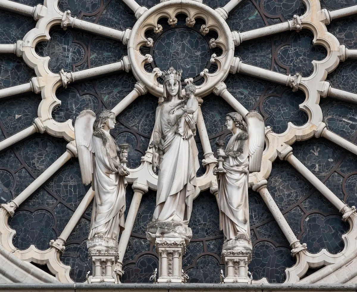 Die Westrosette mit der Statue der Muttergottes