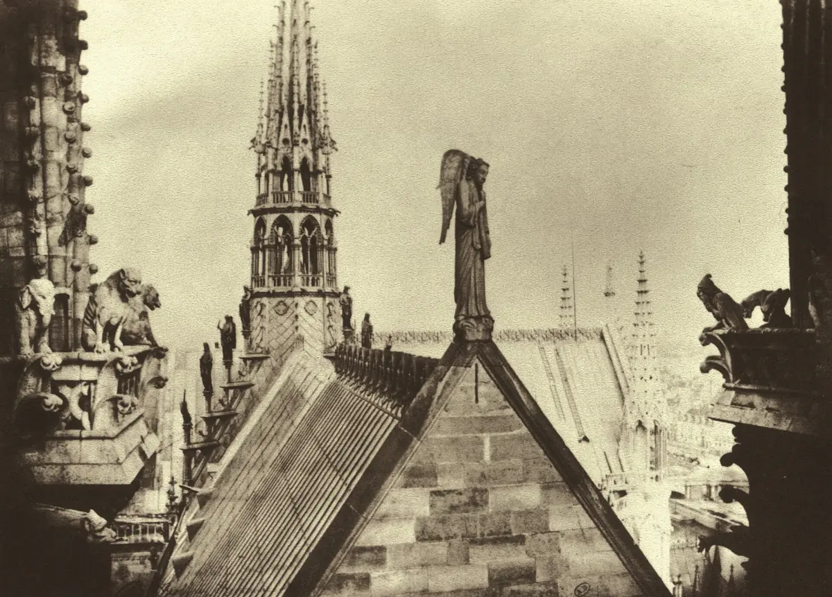Der neue Turm von Viollet-le-Duc auf einem Foto von 1865